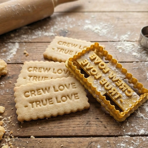 Personalisierbarer Keks-Ausstecher in verschiedenen Größen, aus lebensmittelechtem PLA-Material, perfekt für individuelle Weihnachtskekse mit eigenem Design oder Schriftzug.