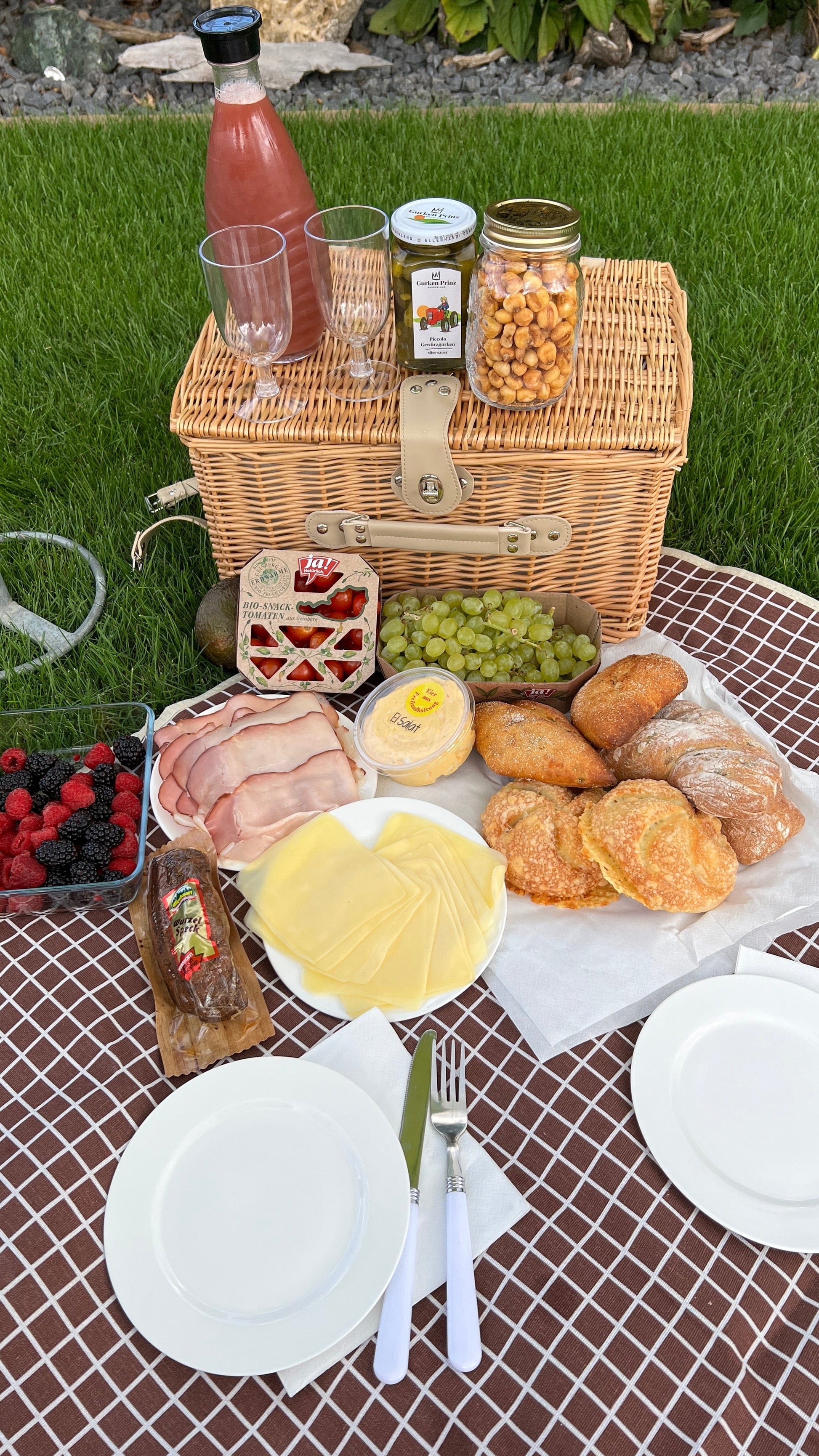 Isolierter Picknickkorb in beige-braun kariert für 4 Personen Dreizack oesterreich handgemachte geschenke in wien