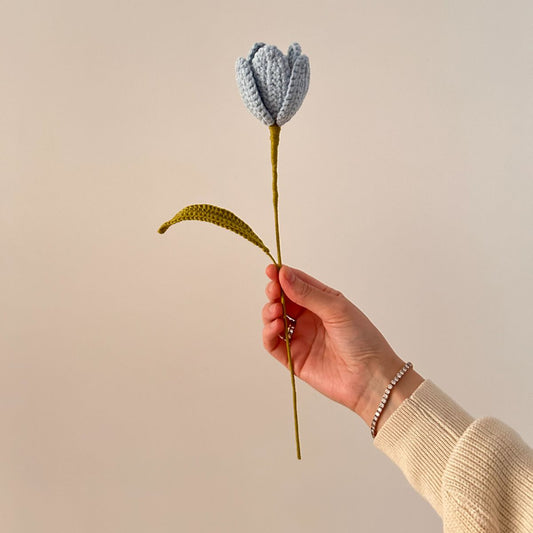 Handgehäkelte Tulpe in Blau, ca. 30 cm lang, aus hochwertigem Garn. Zeitlose Blüte, verwelkt nie, perfekt für Vasen oder als Geschenk. Über 20 Blumenarten verfügbar, ideal für individuelle Sträuße.