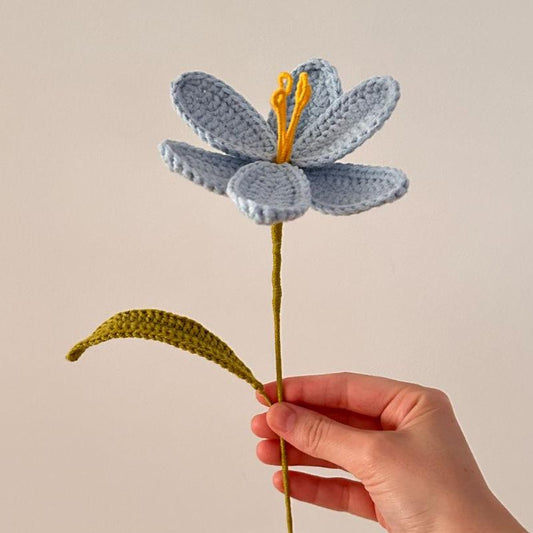 Handgehäkelte Tulpe in Blau, ca. 30 cm lang, aus hochwertigem Garn. Zeitlose Blüte, verwelkt nie, perfekt für Vasen oder als Geschenk. Über 20 Blumenarten verfügbar, ideal für individuelle Sträuße.