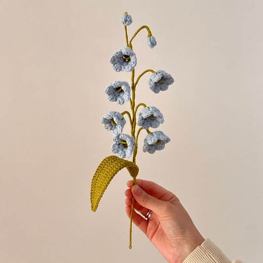 Handgehäkelte Maiglöckchen, ca. 30 cm lang, aus hochwertigem Garn. Zeitlose Blüte, verwelkt nie, perfekt für Vasen oder als Geschenk. Über 20 Blumenarten verfügbar, ideal für individuelle Sträuße.