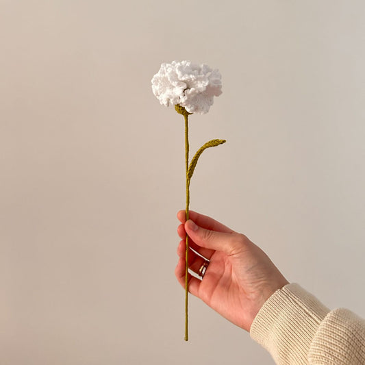 Handgehäkelte Nelke in Weiß, ca. 30 cm lang, aus hochwertigem Garn. Zeitlose Blüte, verwelkt nie, perfekt für Vasen oder als Geschenk. Über 20 Blumenarten verfügbar, ideal für individuelle Sträuße.