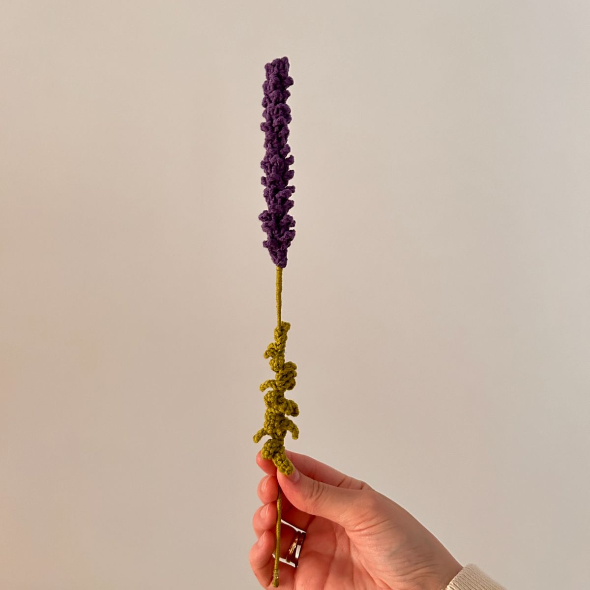 Handgehäkelter Lavendel in Dunkelviolett, ca. 30 cm lang, aus hochwertigem Garn. Zeitlose Blüte, verwelkt nie, perfekt für Vasen oder als Geschenk. Über 20 Blumenarten verfügbar, ideal für individuelle Sträuße.