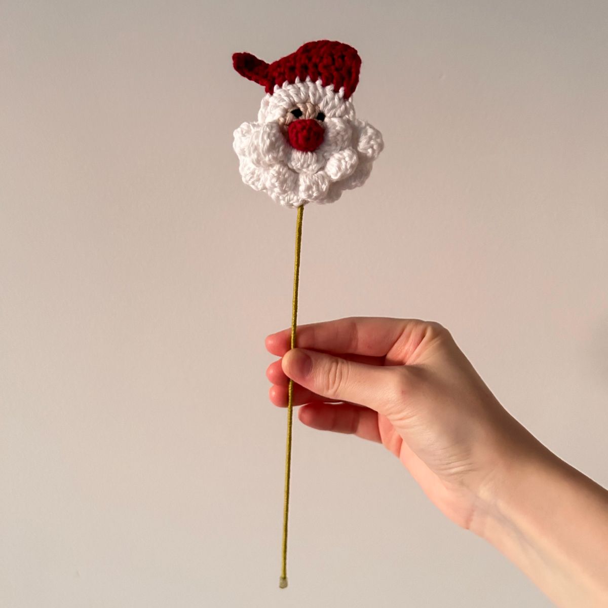 Handgehäkelter Weihnachtsmann mit Bart und Mütze, ca. 30 cm lang, aus hochwertigem Garn. Perfekte festliche Dekoration, ideal für Vasen oder als Geschenk. Kombiniere mit über 20 weiteren Kreationen von LändleHäkel.