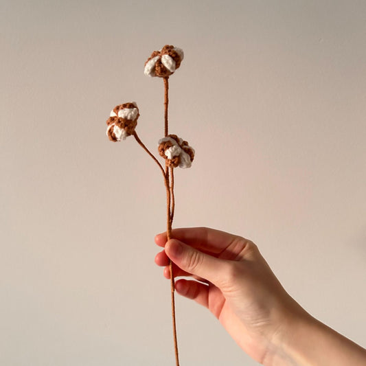 Handgehäkelter Baumwollzweig in Hell, ca. 30 cm lang, aus hochwertigem Garn. Zeitlose Dekoration, verwelkt nie, perfekt für Vasen oder als Geschenk. Über 20 Blumenarten verfügbar, ideal für individuelle Sträuße.