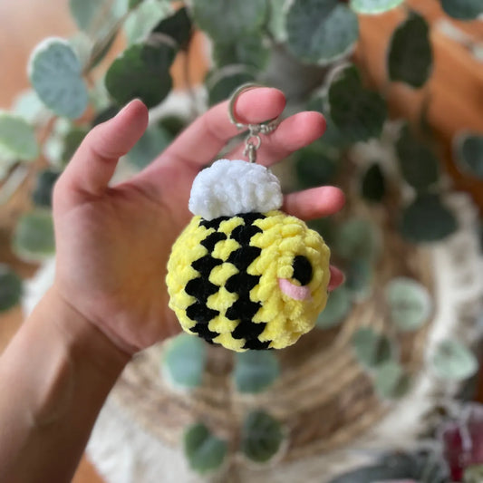 Handgemachter gehäkelter Biene Schlüsselanhänger, Amigurumi Glücksbringer, ca. 8 × 5 cm, handmade Accessoire mit Flügeln, von Loras Handicrafts Wien