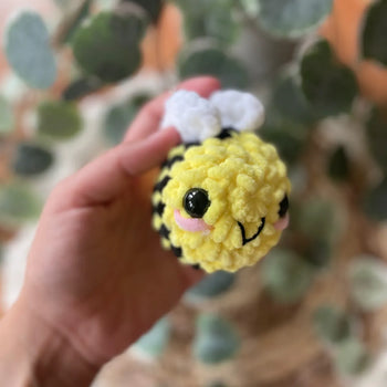 Handgemachter gehäkelter Biene Schlüsselanhänger, Amigurumi Glücksbringer, ca. 8 × 5 cm, handmade Accessoire mit Flügeln, von Loras Handicrafts Wien