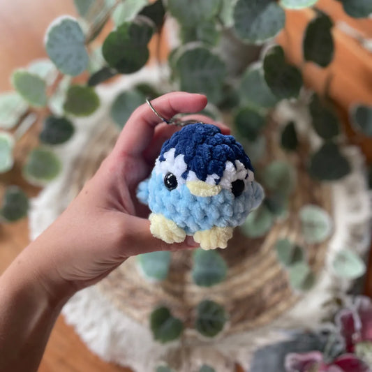 Handgemachter gehäkelter Pinguin Schlüsselanhänger, Amigurumi Tier aus Wolle, ca. 8 × 5 cm, in Blau oder Grau, handmade Accessoire mit Karabiner, von Loras Handicrafts Wien
