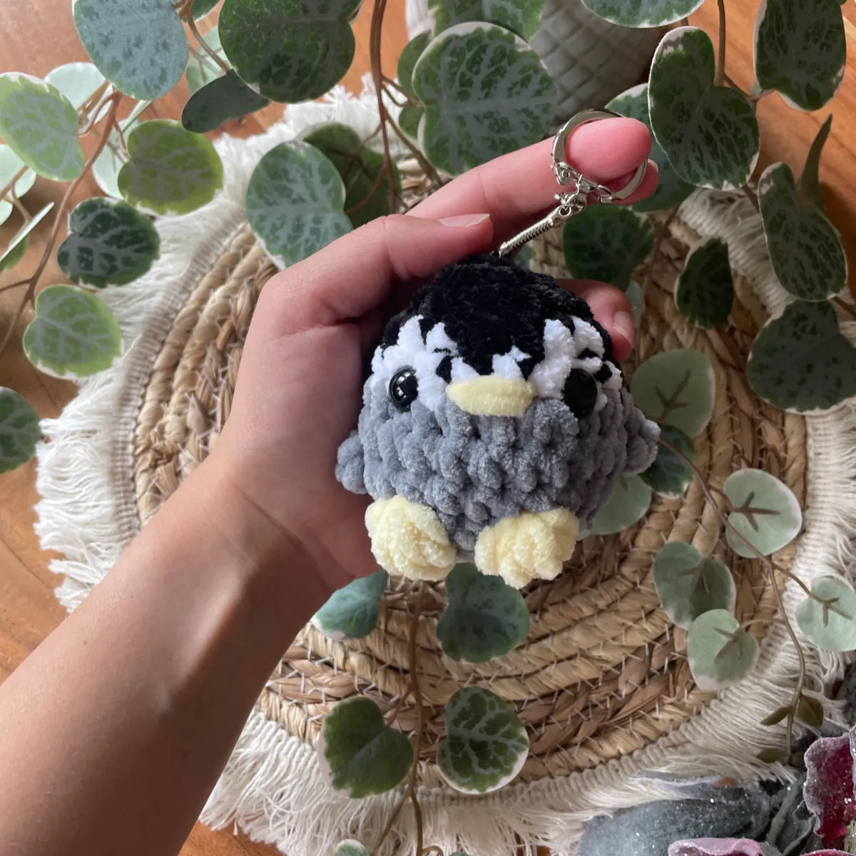 Handgemachter gehäkelter Pinguin Schlüsselanhänger, Amigurumi Tier aus Wolle, ca. 8 × 5 cm, in Blau oder Grau, handmade Accessoire mit Karabiner, von Loras Handicrafts Wien