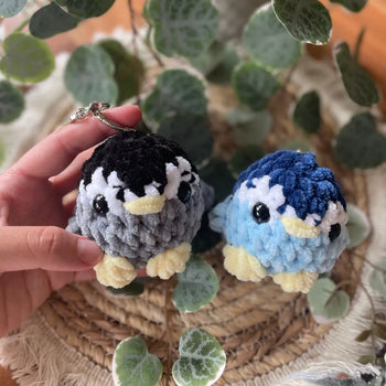 Handgemachter gehäkelter Pinguin Schlüsselanhänger, Amigurumi Tier aus Wolle, ca. 8 × 5 cm, in Blau oder Grau, handmade Accessoire mit Karabiner, von Loras Handicrafts Wien