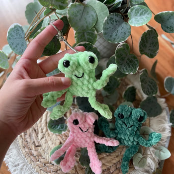 Handgemachter gehäkelter Frosch Schlüsselanhänger, Amigurumi Tier aus Wolle, ca. 8 × 5 cm, in Hellgrün, Dunkelgrün oder Pink, Handmade Geschenkidee von Loras Handicrafts Wien