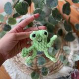 Handgemachter gehäkelter Frosch Schlüsselanhänger, Amigurumi Tier aus Wolle, ca. 8 × 5 cm, in Hellgrün, Dunkelgrün oder Pink, Handmade Geschenkidee von Loras Handicrafts Wien