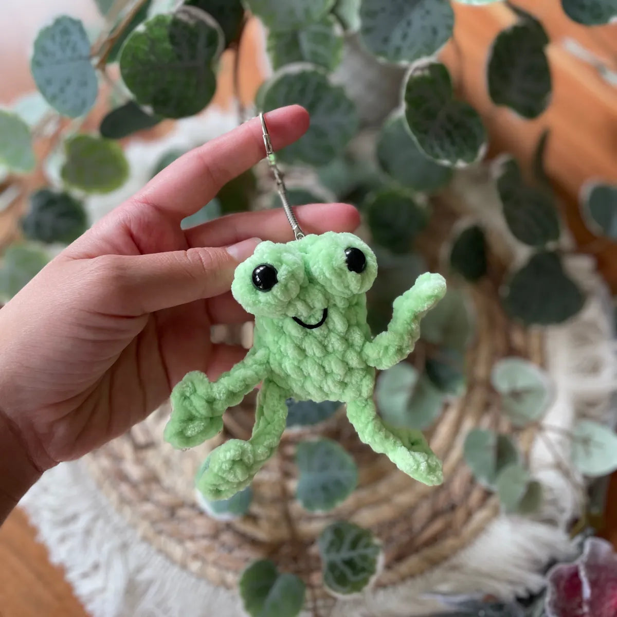 Handgemachter gehäkelter Frosch Schlüsselanhänger, Amigurumi Tier aus Wolle, ca. 8 × 5 cm, in Hellgrün, Dunkelgrün oder Pink, Handmade Geschenkidee von Loras Handicrafts Wien