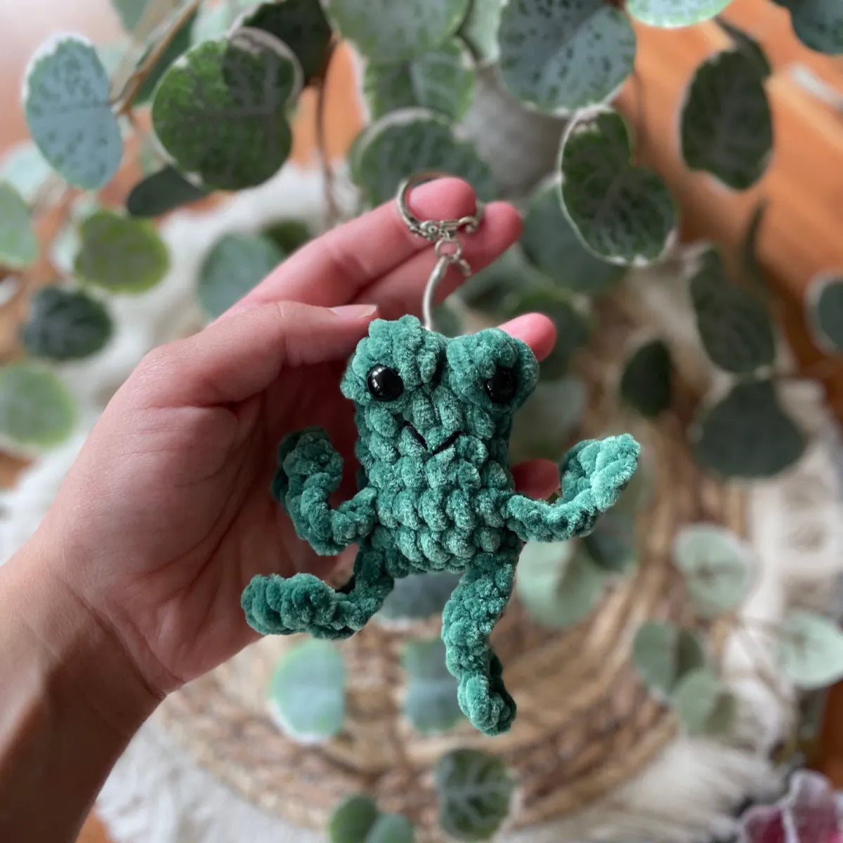 Handgemachter gehäkelter Frosch Schlüsselanhänger, Amigurumi Tier aus Wolle, ca. 8 × 5 cm, in Hellgrün, Dunkelgrün oder Pink, Handmade Geschenkidee von Loras Handicrafts Wien