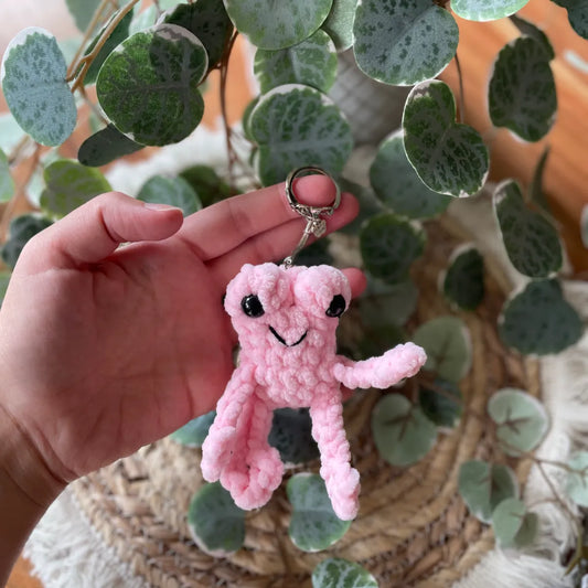 Handgemachter gehäkelter Frosch Schlüsselanhänger, Amigurumi Tier aus Wolle, ca. 8 × 5 cm, in Hellgrün, Dunkelgrün oder Pink, Handmade Geschenkidee von Loras Handicrafts Wien