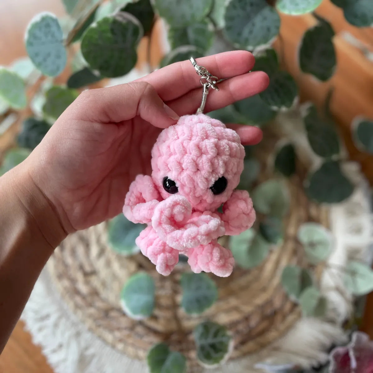 Handgemachter gehäkelter Oktopus Schlüsselanhänger, Amigurumi Tier in verschiedenen Farben, ca. 8 × 5 cm, Handmade Accessoire von Loras Handicrafts