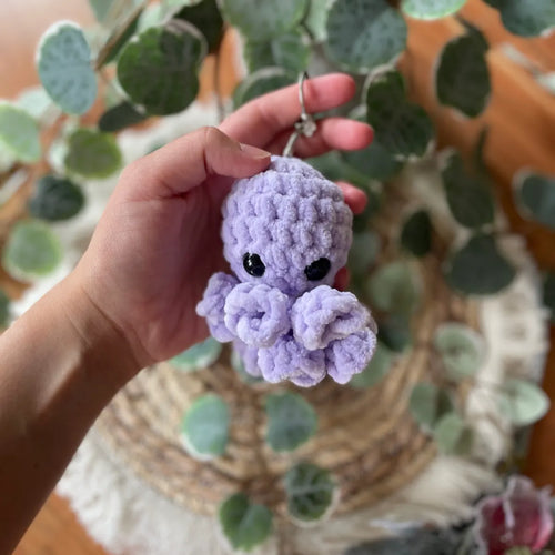 Handgemachter gehäkelter Oktopus Schlüsselanhänger, Amigurumi Tier in verschiedenen Farben, ca. 8 × 5 cm, Handmade Accessoire von Loras Handicrafts