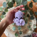 Handgemachter gehäkelter Oktopus Schlüsselanhänger, Amigurumi Tier in verschiedenen Farben, ca. 8 × 5 cm, Handmade Accessoire von Loras Handicrafts
