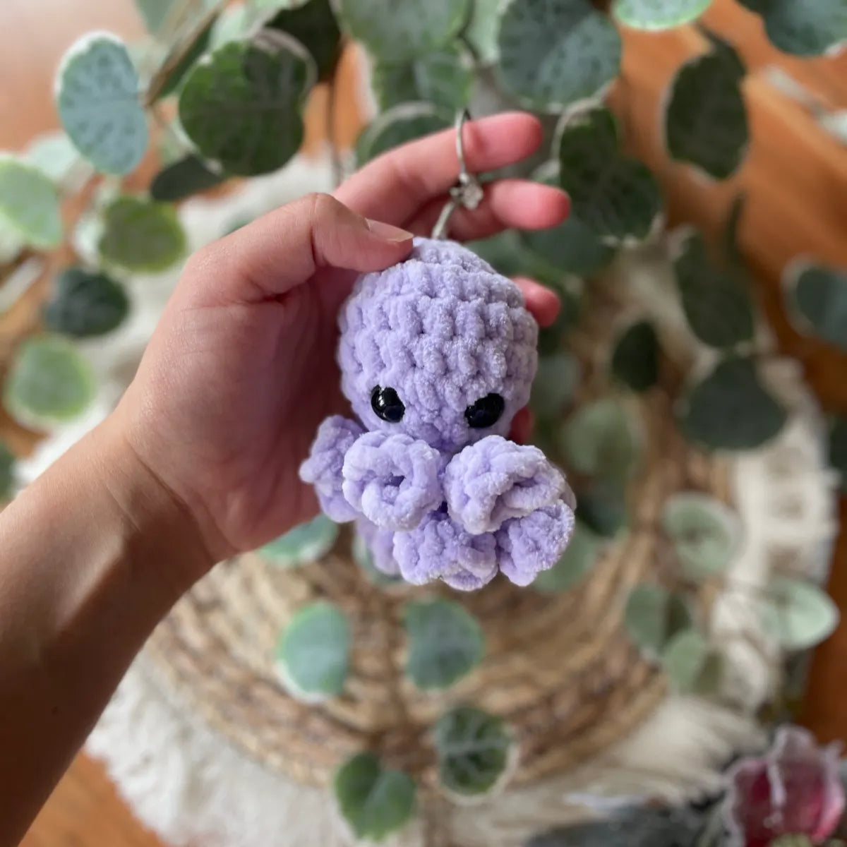 Handgemachter gehäkelter Oktopus Schlüsselanhänger, Amigurumi Tier in verschiedenen Farben, ca. 8 × 5 cm, Handmade Accessoire von Loras Handicrafts