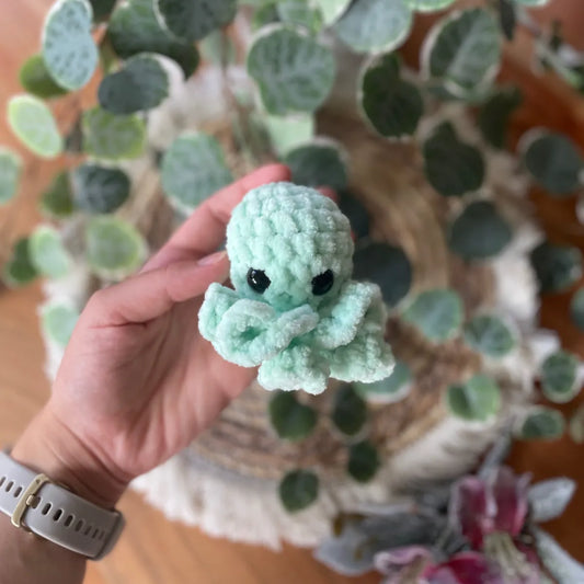 Handgemachter gehäkelter Oktopus Schlüsselanhänger, Amigurumi Tier in verschiedenen Farben, ca. 8 × 5 cm, Handmade Accessoire von Loras Handicrafts