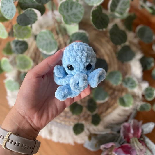 Handgemachter gehäkelter Oktopus Schlüsselanhänger, Amigurumi Tier in verschiedenen Farben, ca. 8 × 5 cm, Handmade Accessoire von Loras Handicrafts