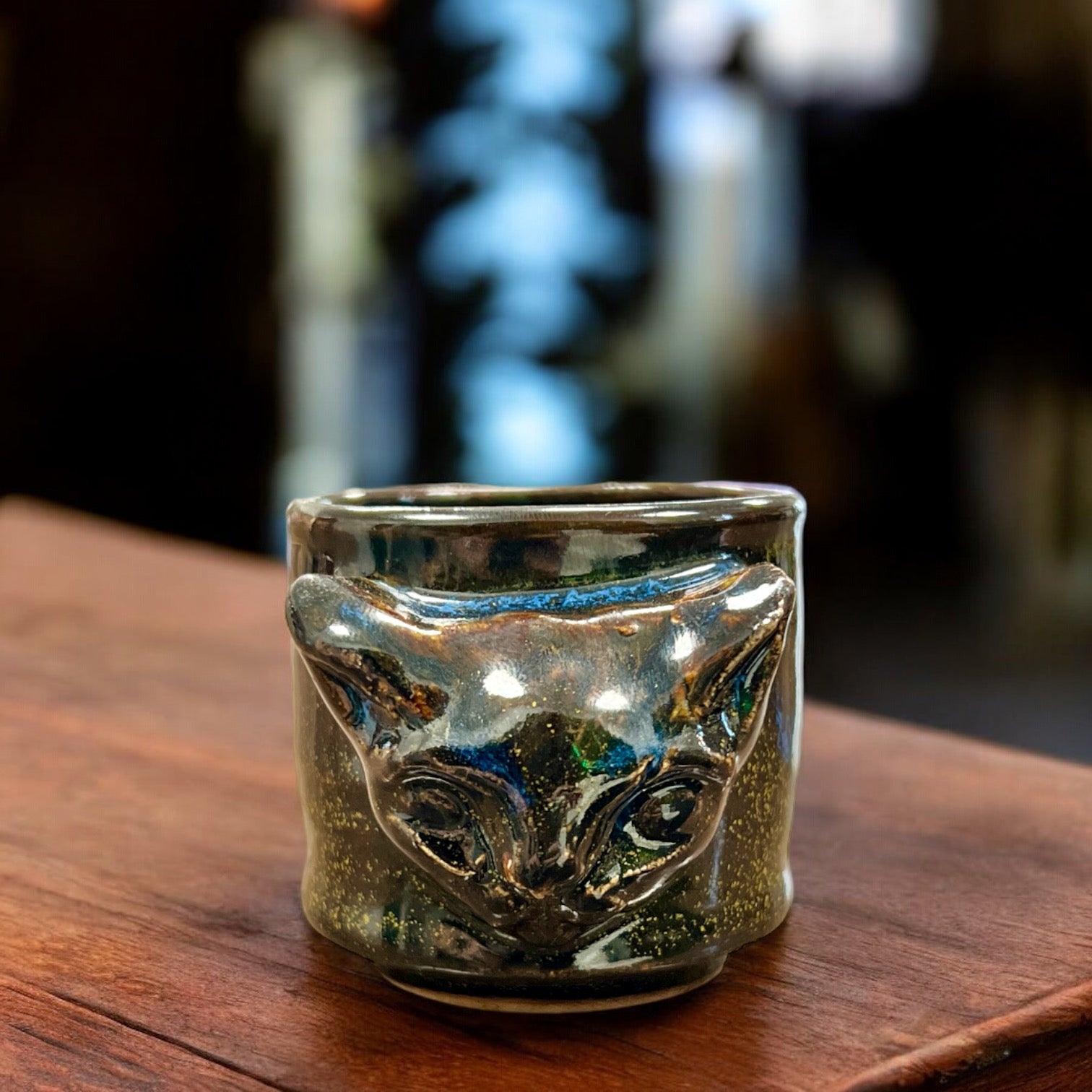 Handgefertigter Espresso Becher 'Sphinxkatze' von Geza Baranyai. Raue, archaische Keramikkunst mit einem Fassungsvermögen von 50 ml, Höhe ca. 5 cm, Durchmesser ca. 6 cm bei Dreizack Wien.