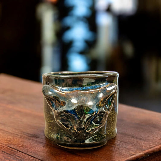 Handgefertigter Espresso Becher 'Sphinxkatze' von Geza Baranyai. Raue, archaische Keramikkunst mit einem Fassungsvermögen von 50 ml, Höhe ca. 5 cm, Durchmesser ca. 6 cm bei Dreizack Wien.