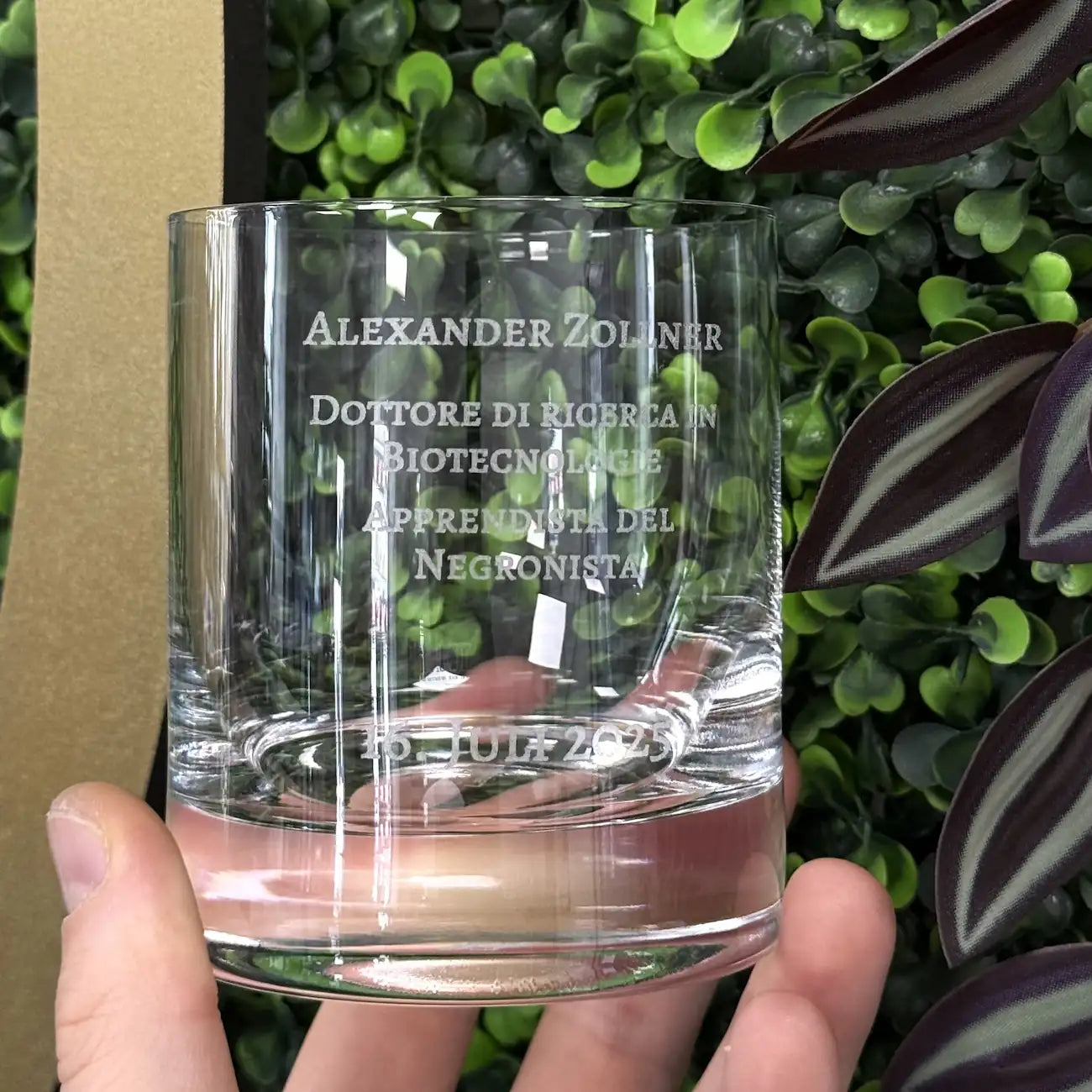 Whiskey Glas mit Gravur – personalisierter Kristall Tumbler 320 ml, spülmaschinenfest, Geschenkidee für Männer, Jubiläen, Hochzeiten & Firmenpräsente aus Wien