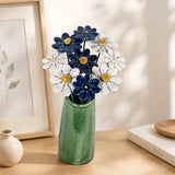 Blumenstrauß aus Keramikblumen. Blaue Gänseblümchen.