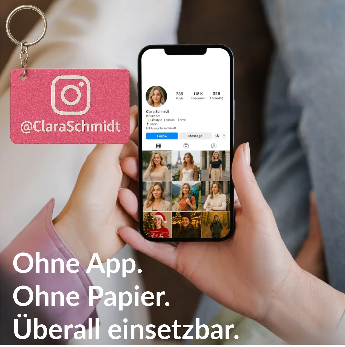 Person verwendet Keynect Schlüsselanhänger bei einem persönlichen Treffen, um Kontaktdaten kontaktlos zu teilen.