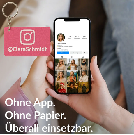 Person verwendet Keynect Schlüsselanhänger bei einem persönlichen Treffen, um Kontaktdaten kontaktlos zu teilen.