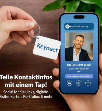 Keynect NFC-Schlüsselanhänger wird auf ein Smartphone getappt, um digitale Kontaktdaten zu übertragen – kontaktlos, ohne App.