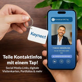 Keynect NFC-Schlüsselanhänger wird auf ein Smartphone getappt, um digitale Kontaktdaten zu übertragen – kontaktlos, ohne App.