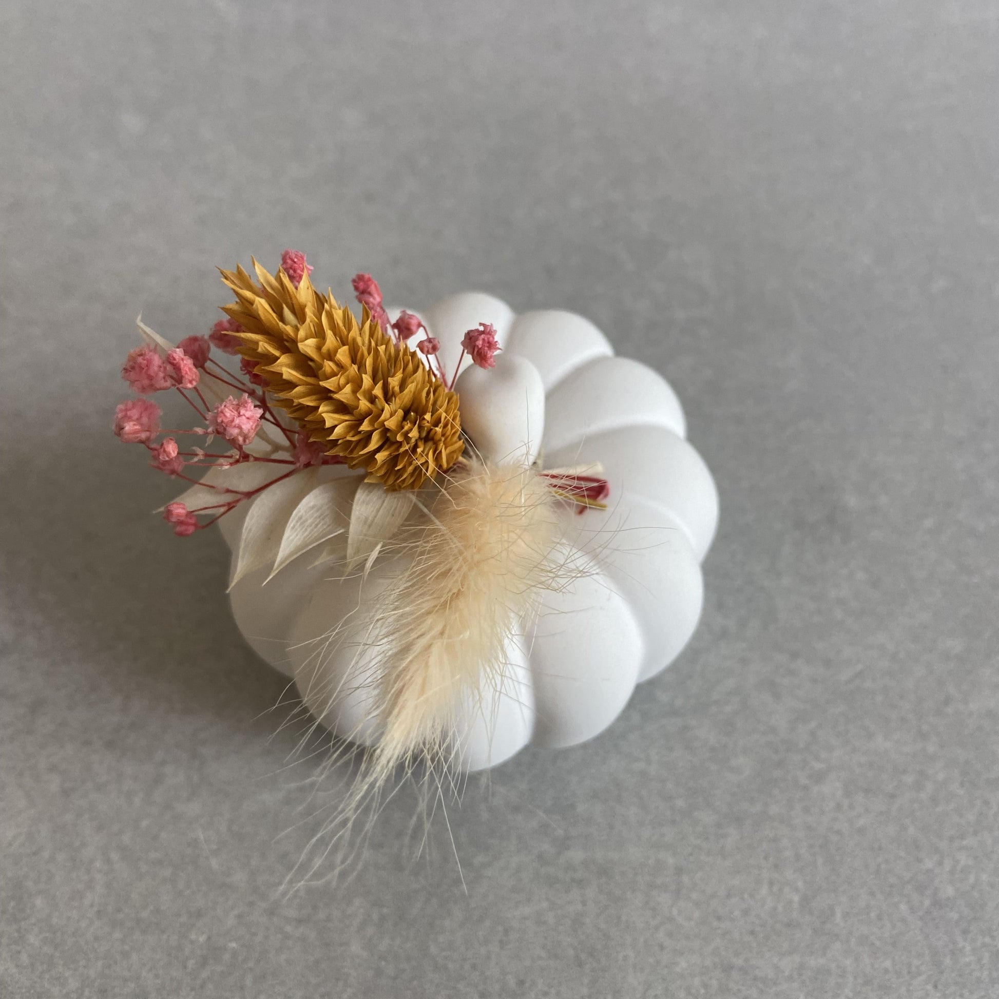 Handgemachte Kürbisdeko aus Gießbeton mit Trockenblumen, herbstliche Tischdekoration, kleine Beton-Kürbisfigur, stilvolle Herbstdeko, perfekte Geschenkidee.