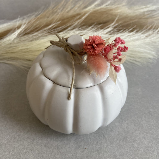 Kerze im Kürbis | Herbstliche Eleganz mit Duft und Stil