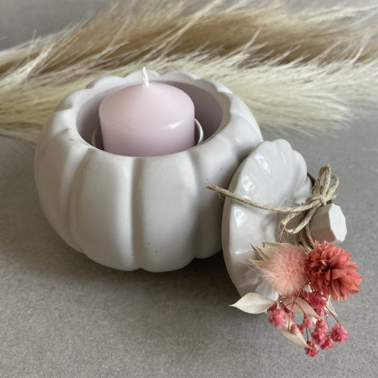 Handgegossenes Kerzen-Set von Amare Kerzen in Kürbisform mit herbstlicher Dekoration, wohlduftender Kerze und Trockenblumen-Verzierung, in verschiedenen Farben erhältlich – ideal für gemütliche Herbstdekoration und stimmungsvolle Beleuchtung.