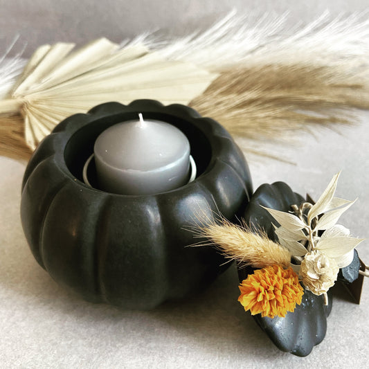 Handgegossenes Kerzen-Set von Amare Kerzen in Kürbisform mit herbstlicher Dekoration, wohlduftender Kerze und Trockenblumen-Verzierung, in verschiedenen Farben erhältlich – ideal für gemütliche Herbstdekoration und stimmungsvolle Beleuchtung.