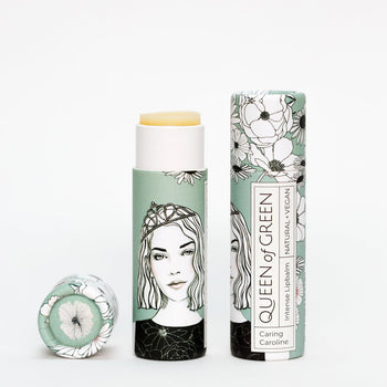 Caring Caroline Lippenpflege von Queen of Green – veganer Lipbalm im kompostierbaren Kartonstick mit Ringelblume & Macadamia