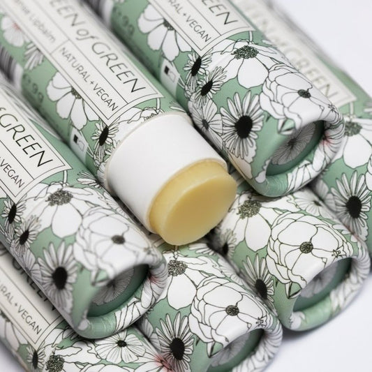 Caring Caroline Lippenpflege von Queen of Green – veganer Lipbalm im kompostierbaren Kartonstick mit Ringelblume & Macadamia