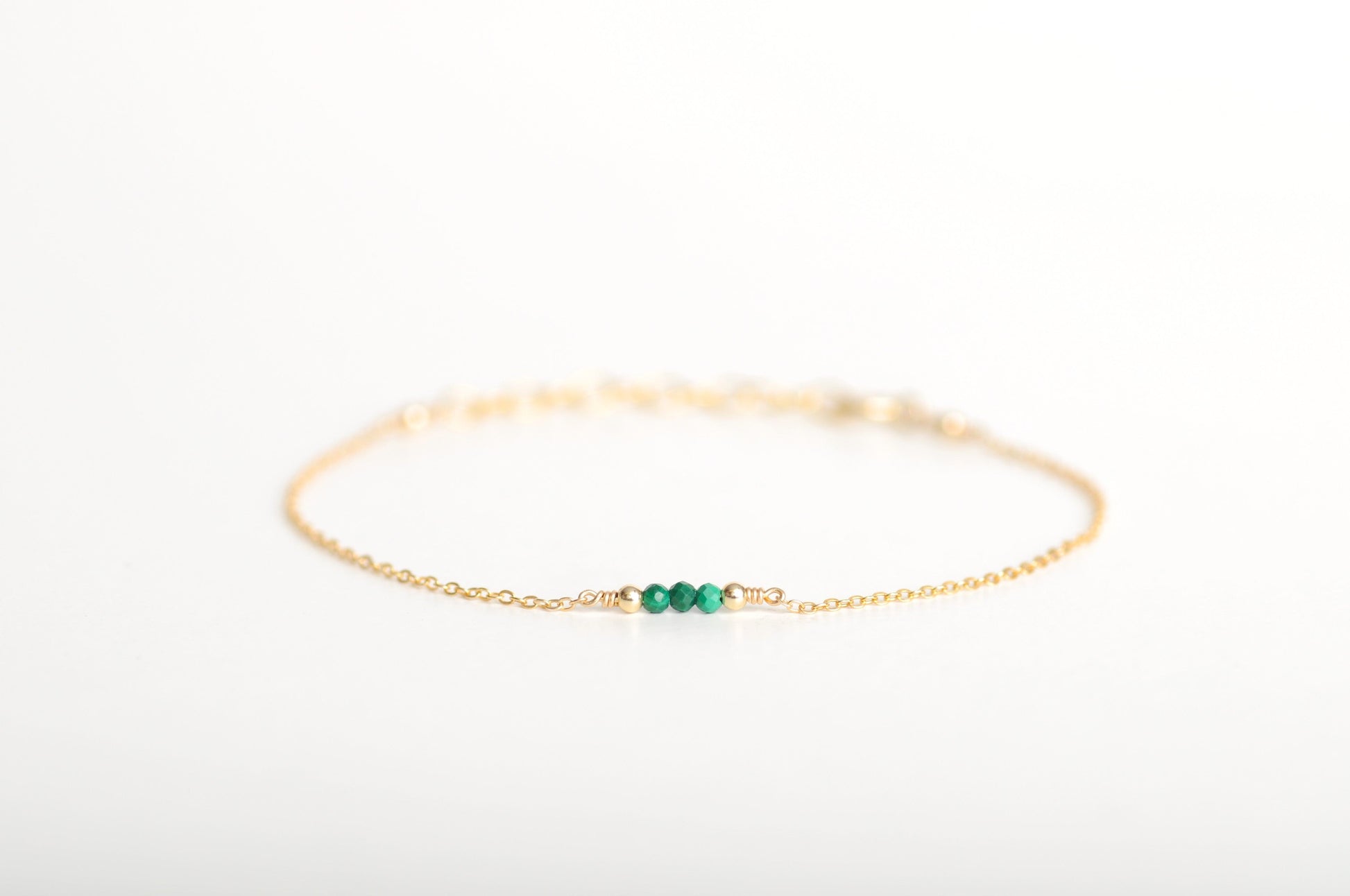 Feine Armkette Malachit | Edelsteine & 14K Solidvergoldung Schmuck Necklessary oesterreich handgemachte geschenke in wien