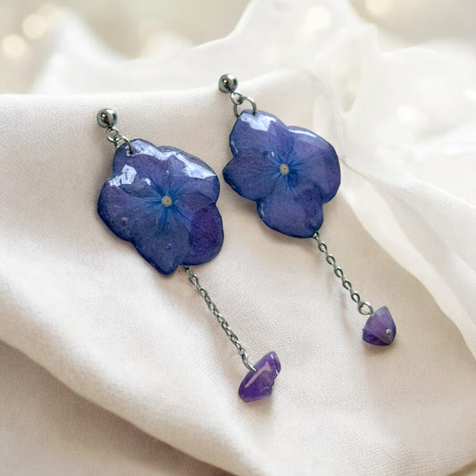 Botanische Ohrringe mit echten Hortensien in Resin, handgefertigt, hypoallergen, Naturblumen-Schmuck von KraftInNatur