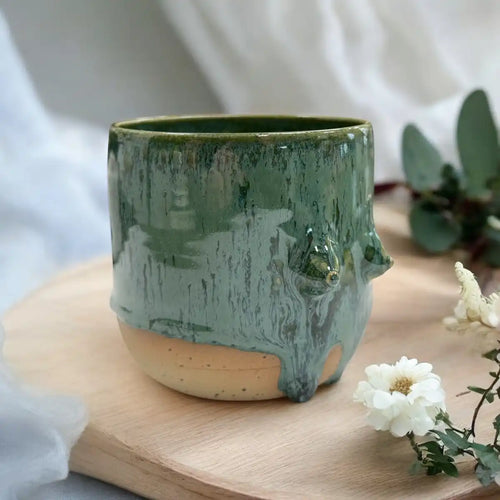 Busenbecher von Artstudio Izzi – handgefertigte Steinzeugtasse mit Busen-Design, lebensmittelechte Glasur, ca. 8 × 9 cm