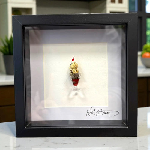 Vanille-Schoko Eisbecher mit Kirsche – Miniaturkunst im 22×22 cm Rahmen, handgemacht aus Polymer Clay & Harz von Kunstbissen / BFLY Frames, realistisches Miniaturdessert