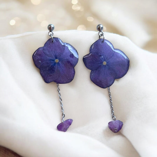Botanische Ohrringe mit echten Hortensien in Resin, handgefertigt, hypoallergen, Naturblumen-Schmuck von KraftInNatur