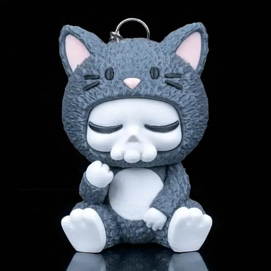 Dreamurr Skullies Figur – schlafender Skully im Katzenkostüm mit Mütze, in Wunschfarbe, originelles Sammlerstück oder Geschenk für Katzenfans