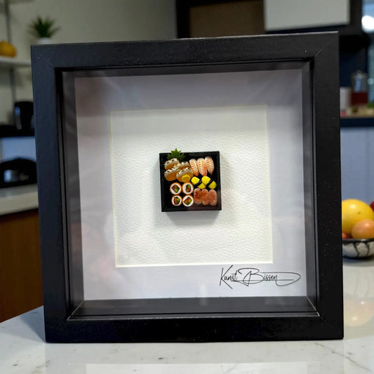 Sushi & Sashimi Set – Miniaturkunst im 22×22 cm Rahmen, handgemacht aus Polymer Clay & Harz von Kunstbissen / BFLY Frames, realistisches Sushi-Kunstwerk