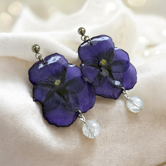 Botanische Ohrringe mit echten Stiefmütterchen in Resin, handgefertigt, hypoallergen, Naturblumen-Schmuck mit Kirstall von KraftInNatur