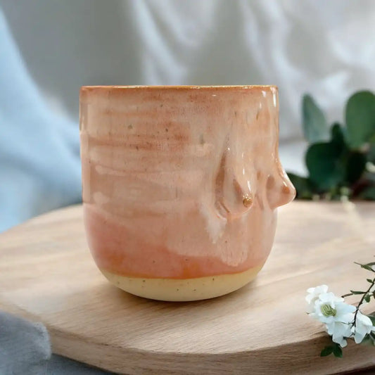 Busenbecher von Artstudio Izzi – handgefertigte Steinzeugtasse mit Busen-Design, lebensmittelechte Glasur, ca. 8 × 9 cm