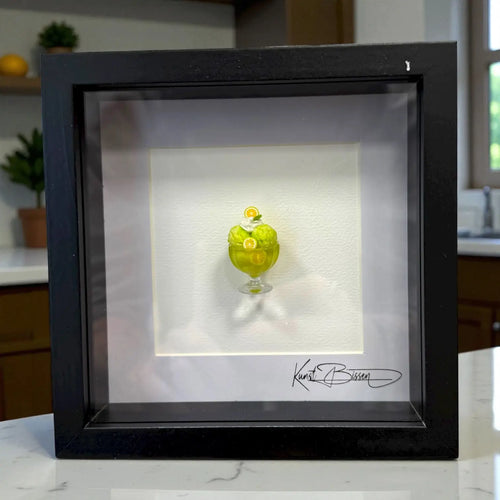 Zitronen Sorbet – Miniaturkunst im 22×22 cm Rahmen, handgemacht aus Polymer Clay & Harz von Kunstbissen / BFLY Frames, realistisches Miniaturdessert