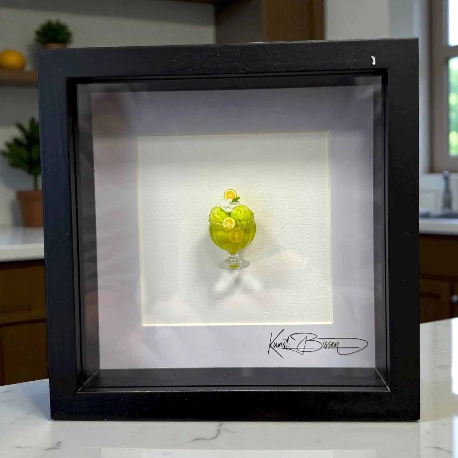 Zitronen Sorbet – Miniaturkunst im 22×22 cm Rahmen, handgemacht aus Polymer Clay & Harz von Kunstbissen / BFLY Frames, realistisches Miniaturdessert